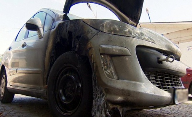 Не намериха сходство между палежите на автомобили на журналисти