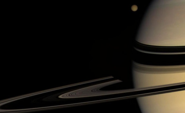 Енцелад е един от големите спътници на Сатурн Повърхността му