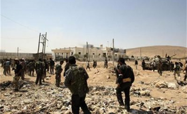 Сирийските бунтовници, подкрепени от САЩ, завзеха ключово летище, контролирано от ИД