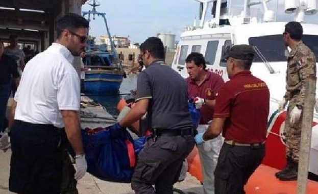 Извадиха телата на още 10 имигранти, потънали край Лампедуза 