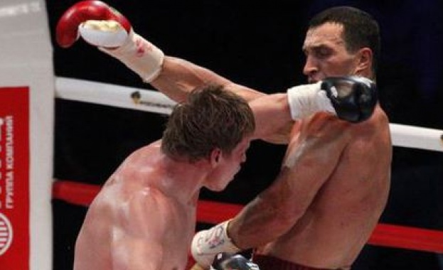 Кличко защити титлите си, чака Кубрат Пулев