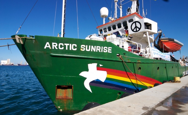 Откриха дрога на кораба на "Грийнпийс"