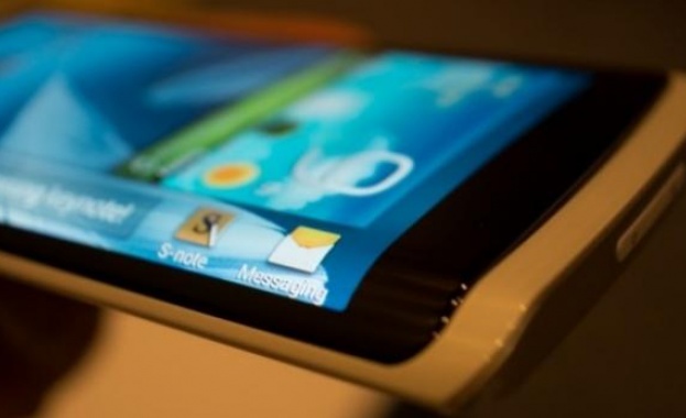 Смартфон с извит дисплей