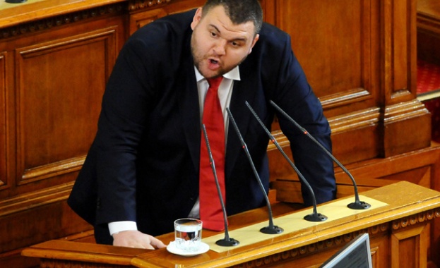 Абсурдно е да се твърди, че Пеевски е над Станишев