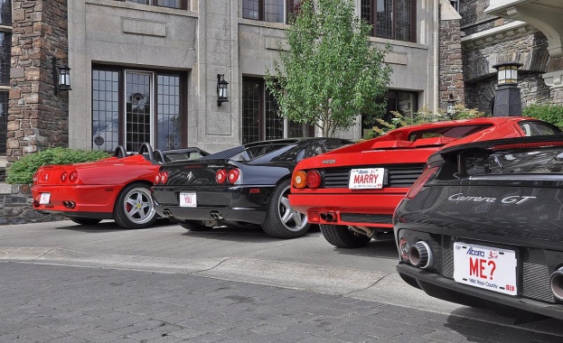 Американец предложи брак с три Ferrari-та