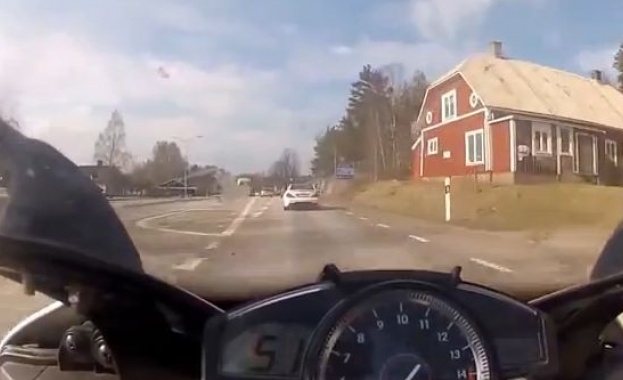 Опасна гонка между Mercedes и Yamaha взриви нета /видео/