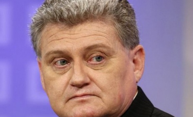 Бащата на Сноудън се прибира в САЩ