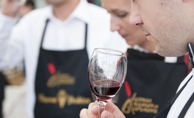 Най-добрият сомелиер на 2013-та взе наградата на Винпром Пещера