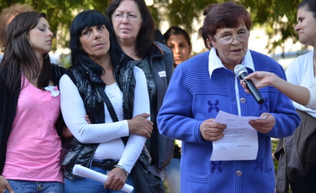 Възрастни дами редят рими за Бареков 