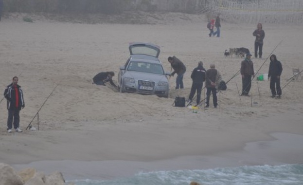 Ауди заседна на 2 метра от брега на морето 