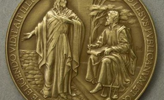 Ватиканът намери грешка в името на Исус на папските медали 