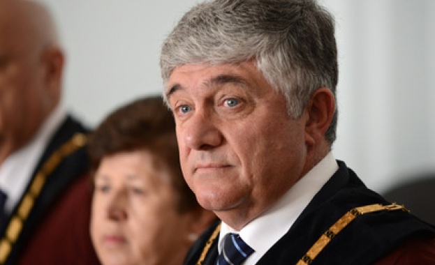 Необходими промени или политическа игра са планираните поправки в конституцията?