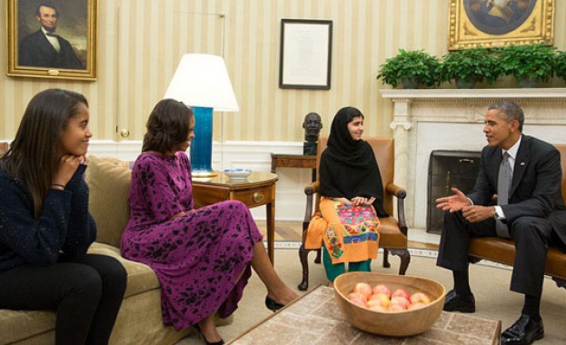 Малала Юсуфзай гостува на семейство Обама  