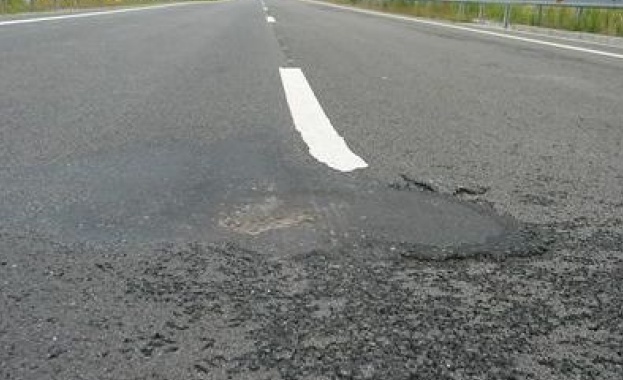 Дупка зейна в средата на "Дунав мост" 2 