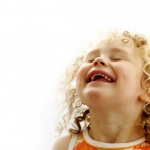 Смехът е слънцето, което...