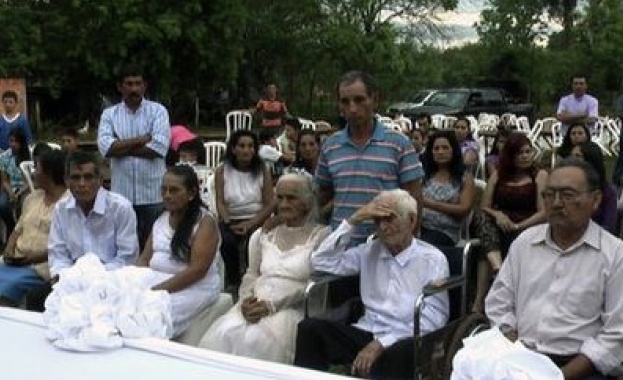 Възрастна двойка се врече пред Бог след 80 години съвместен живот 