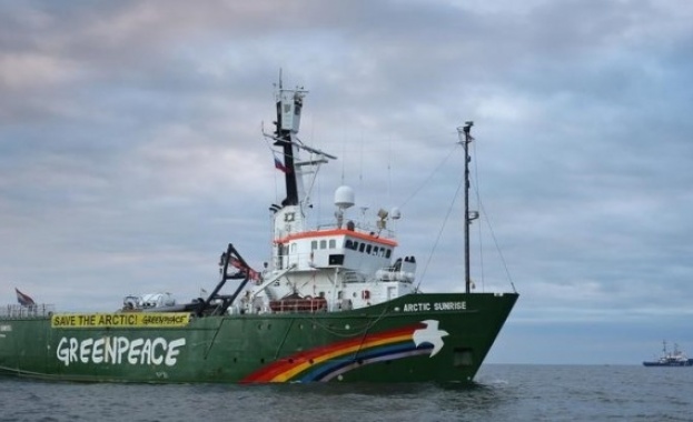 Нобелови лауреати поискаха Путин да освободи активистите на "Грийнпийс" 