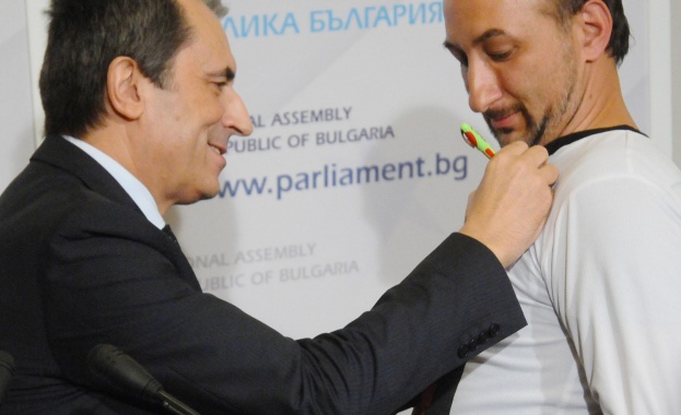 Орешарски се разписа на тениска с лика си 