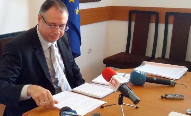 Остри реплики и чувал с фесове пред кабинета на областния управител на Варна