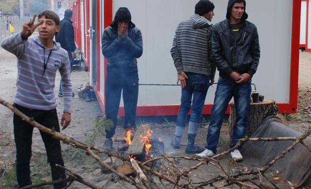Бежанците в Харманли се топлят с огньове /снимки/
