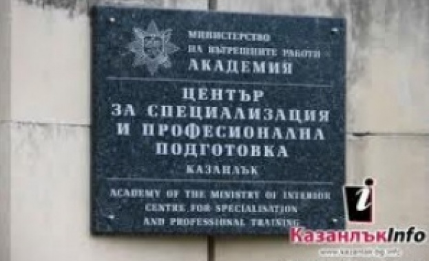 Казанлък протестира срещу закриването на полицейската школа 