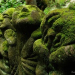 Будистки храм показва смеещи се статуи