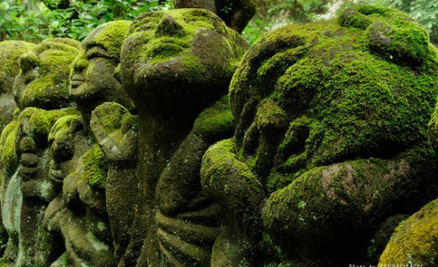 Будистки храм показва смеещи се статуи