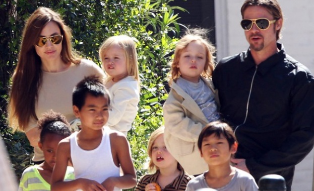 Анджелина Джоли поиска от съда да принуди Брад Пит да плаща за възпитанието на децата