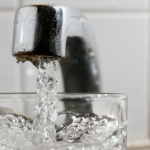 Трябва ли да се насърчи безплатното сервиране на вода в ресторантите