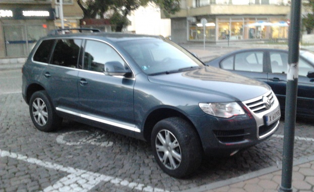 Наглост: депутат спира луксозно возило на място за инвалиди