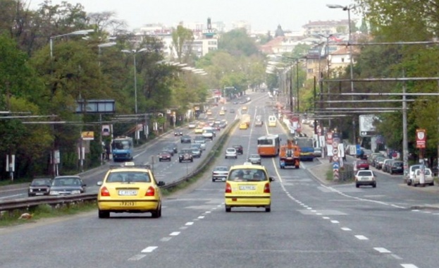 Верижна катастрофа затрудни трафика на "Цариградско"