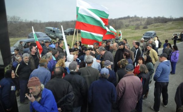 Земеделци блокират движението към Гърция