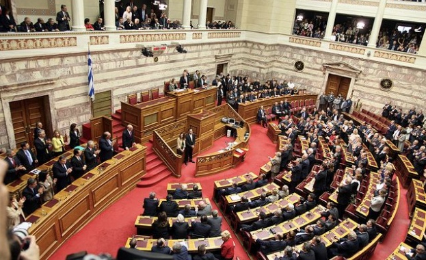 Гърция се ангажира с бърза приватизация в замяна на новия спасителен план 