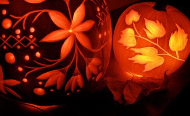 Гравирани карвинг тикви в нощта на Хелоуин 