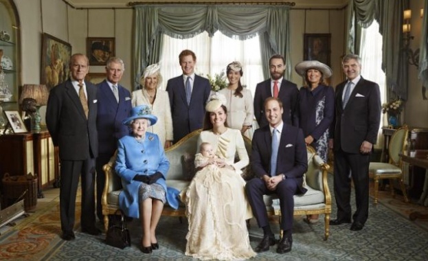 Публикуваха снимка на Елизабет II, обградена от трима бъдещи монарси