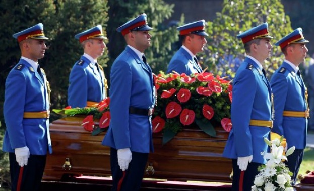 Погребаха вдовицата на Тито с военни почести 