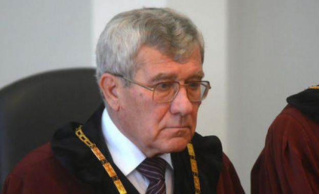 Председателят на КС се оплака от натиск 