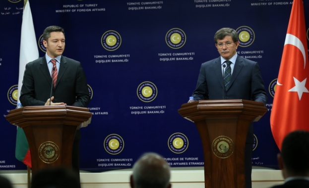 Вигенин обясни на Анкара защо строим заграждени