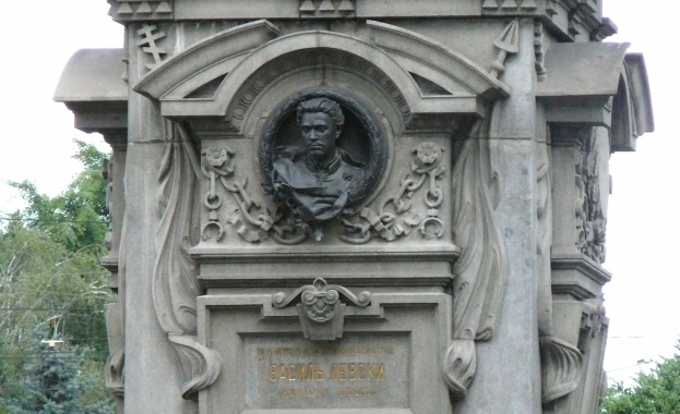 Апаши посегнаха на паметника на Апостола 