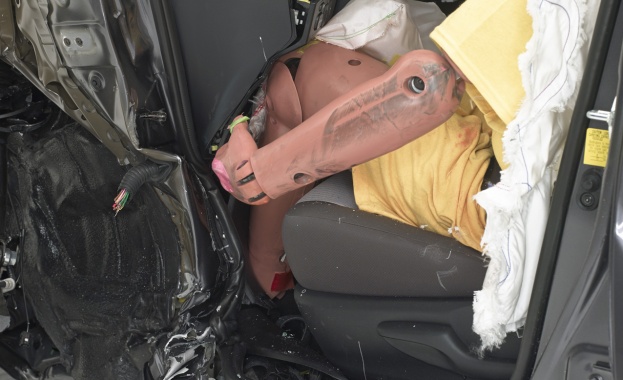 Тестват коли с мъртъвци 