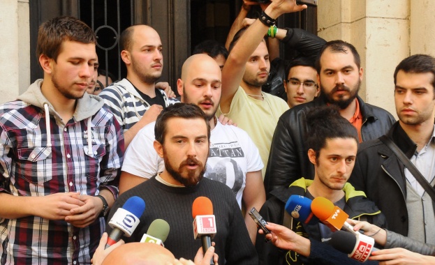 Студенти: Подслушват телефоните ни 