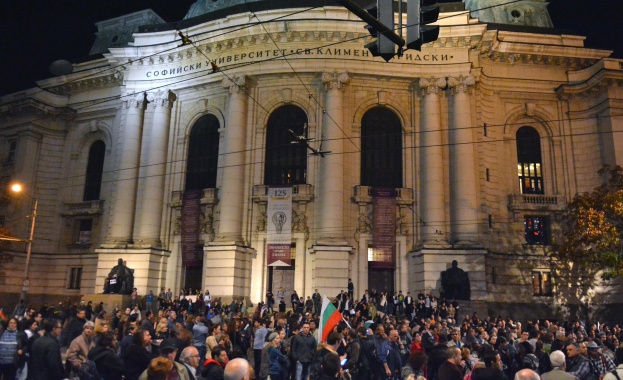 Протестът блокира кръстовището пред СУ