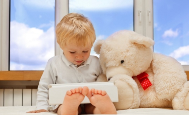 Двегодишните вече ползват смартфон и таблет 