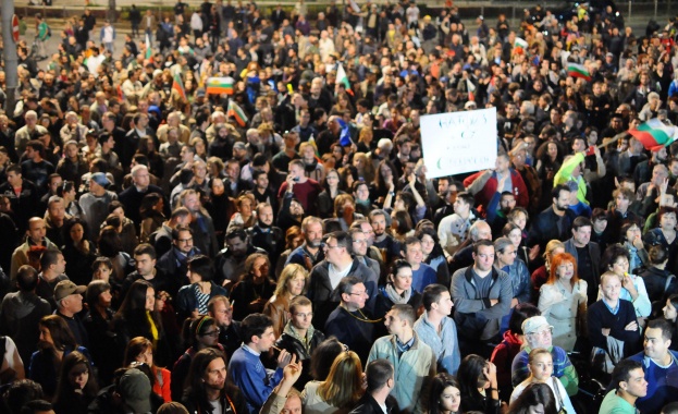 Протестиращи обърнаха гръб на парламента