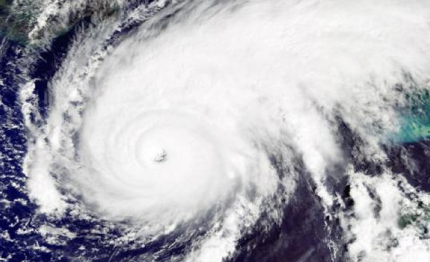 Ураганът „Мария“ набира скорост към Карибите