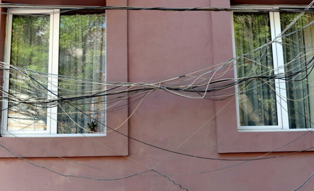 Недоволна домакиня взе за заложници техници на местна кабеларка 