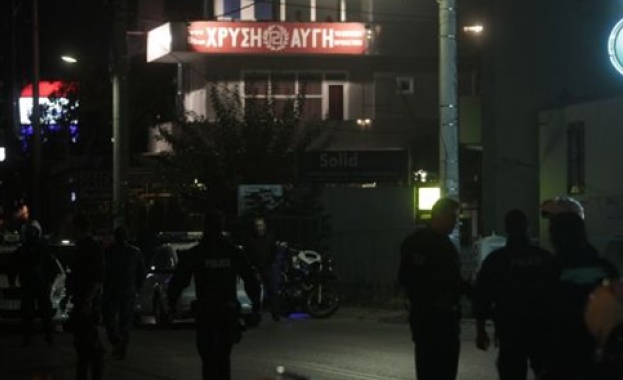 Двама загинаха при стрелба пред офиса на „Златна зора” /видео/