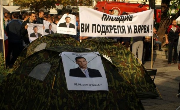 Младежи и ученици на палатки пред община Пловдив