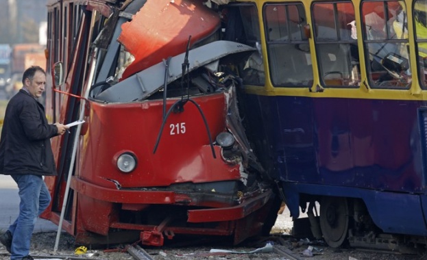 Най-малко 50 човека пострадаха при сблъсък на два трамвая в Сараево
