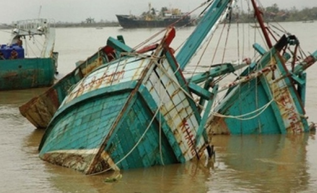 Туристическа лодка се преобърна в Индия, има жертви